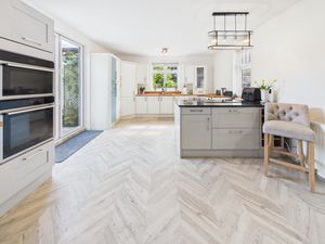KITCHEN / BREAKFAST ROOM- click for photo gallery